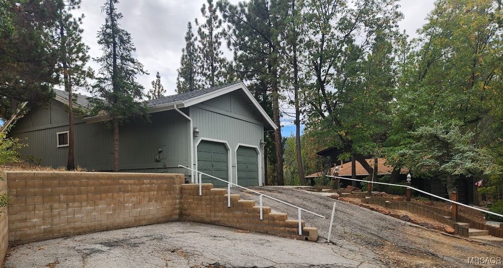 Photo of 42703 Constellation Drive, Big Bear Lake, CA 92315 (MLS # 32502347)