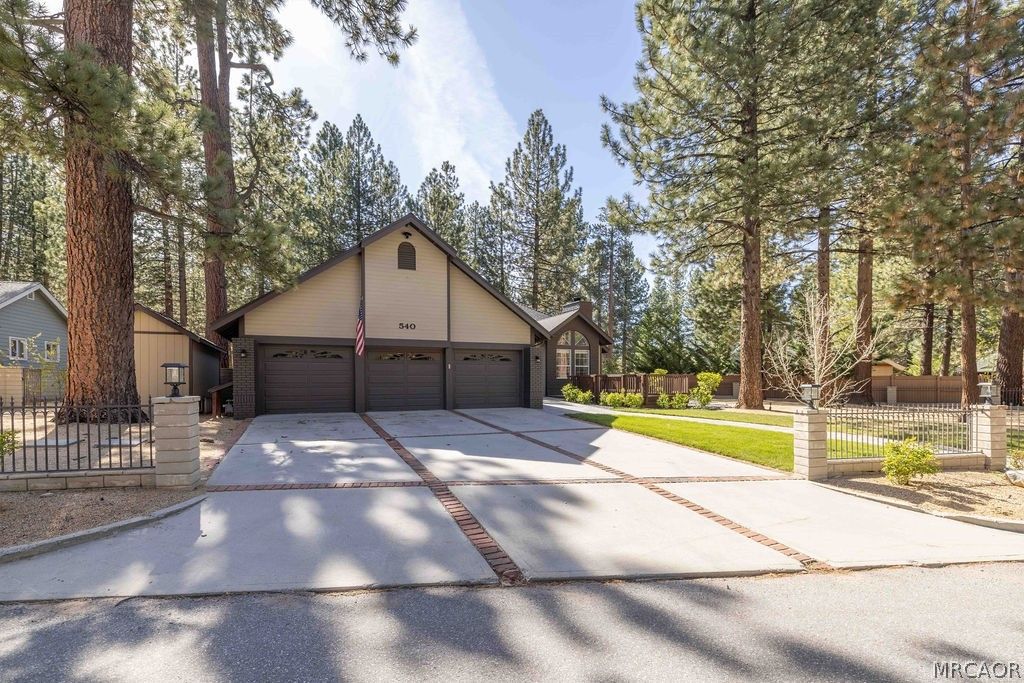 Photo of 540 Killington Way, Big Bear Lake, CA 92315 (MLS # 32600889)