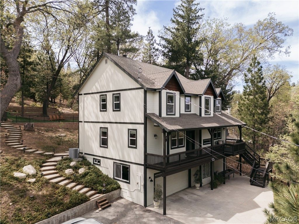 Photo of 958 Lucerne Lane, Lake Arrowhead, CA 92352 (MLS # 32600735)