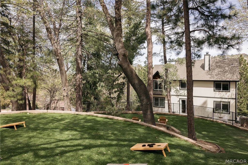Photo of 958 Lucerne Lane, Lake Arrowhead, CA 92352 (MLS # 32600735)