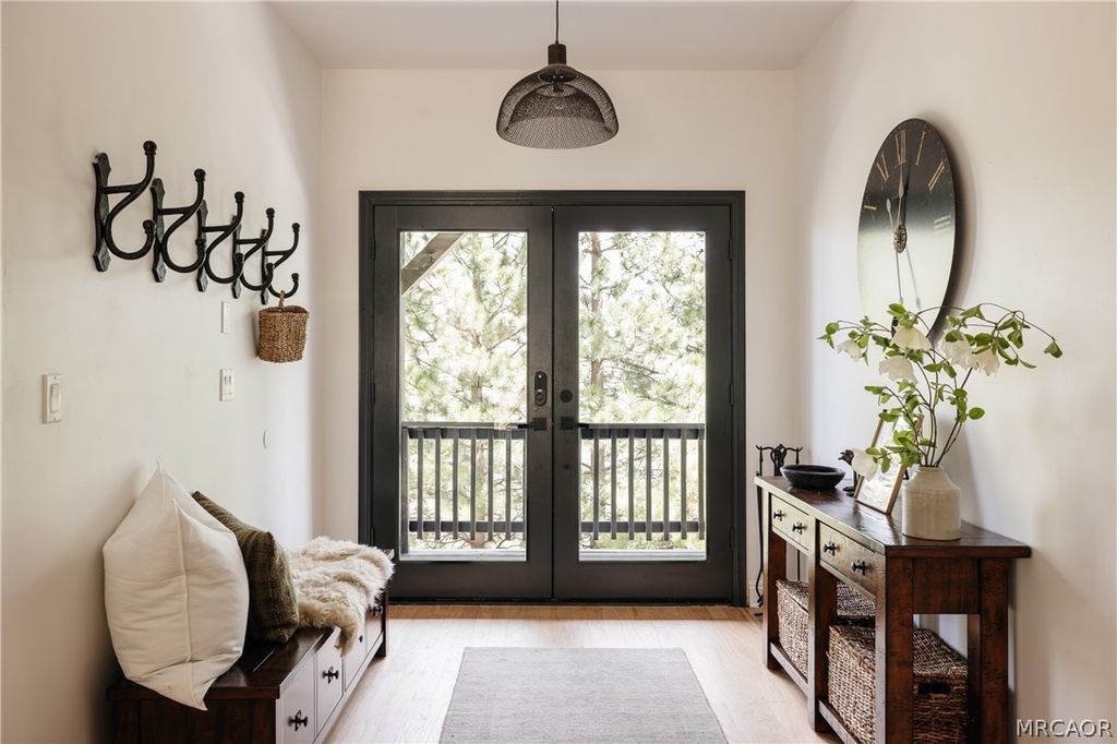 Photo of 958 Lucerne Lane, Lake Arrowhead, CA 92352 (MLS # 32600735)