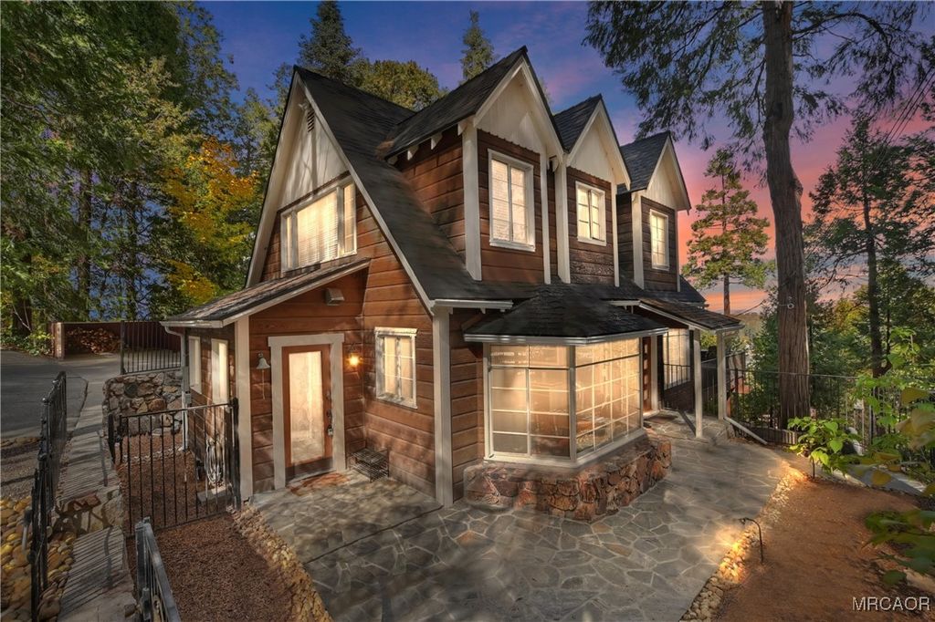 Photo of 329 Summit Road, Lake Arrowhead, CA 92352 (MLS # 32502768)