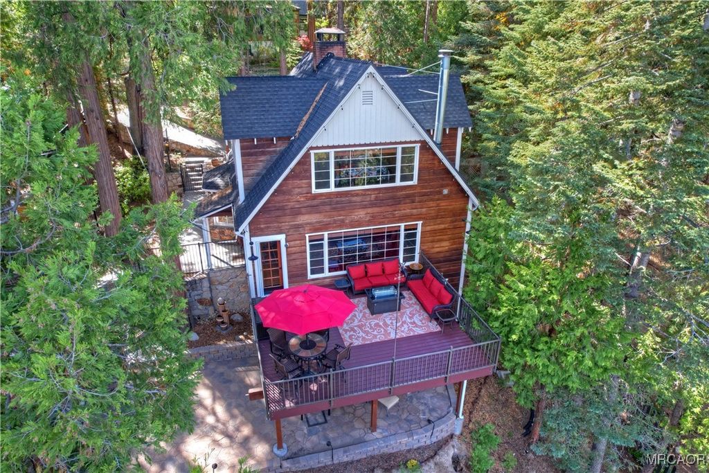 Photo of 329 Summit Road, Lake Arrowhead, CA 92352 (MLS # 32502768)