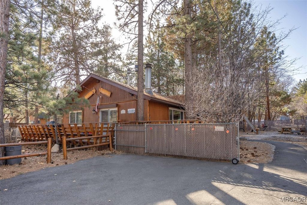 Photo of 390 Spruce Lane, Sugarloaf, CA 92386 (MLS # 32600210)