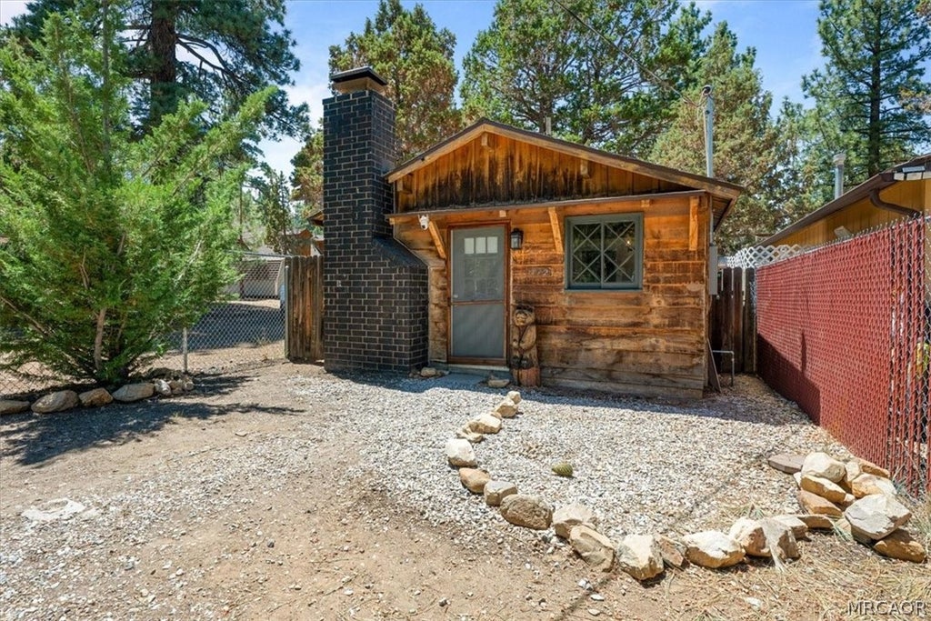 Photo of 712 San Bernardino Avenue, Sugarloaf, CA 92386 (MLS # 32601798)