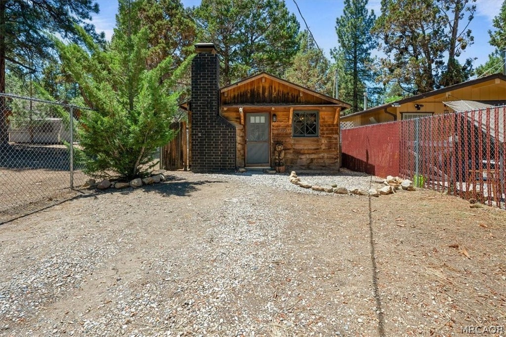 Photo of 712 San Bernardino Avenue, Sugarloaf, CA 92386 (MLS # 32601798)