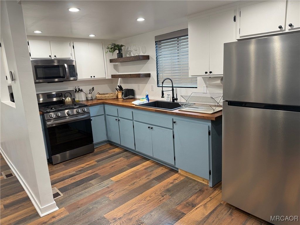 Photo of 202 Pineview Drive, Big Bear City, CA 92314 (MLS # 32502682)