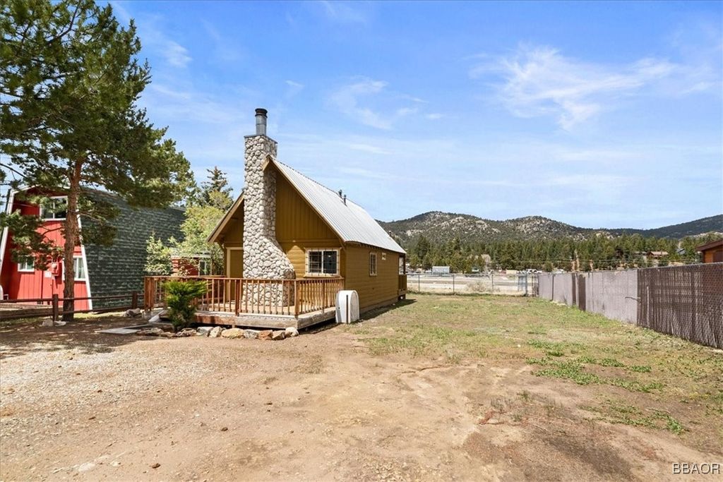 Photo of 927 W Fairway Boulevard, Big Bear City, CA 92314 (MLS # 32501098)