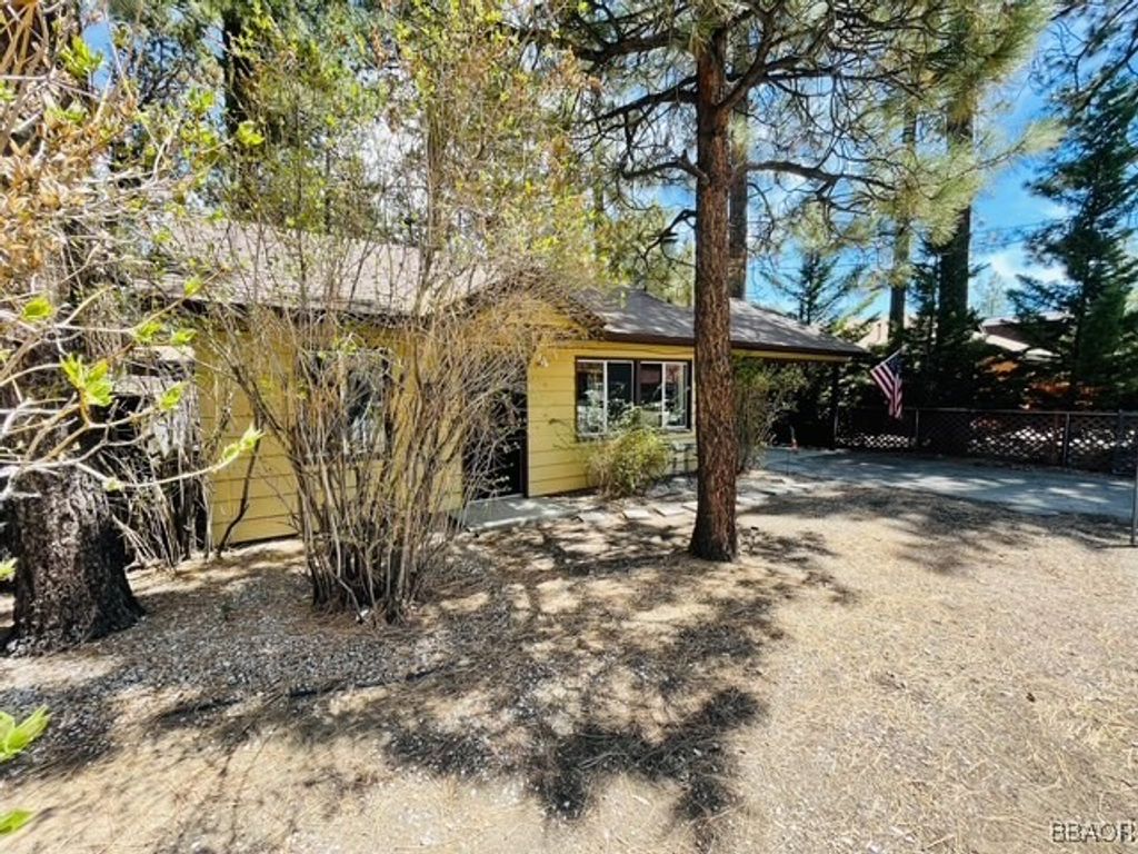 Photo of 912 Tinkerbell Avenue, Big Bear City, CA 92314 (MLS # 32500923)