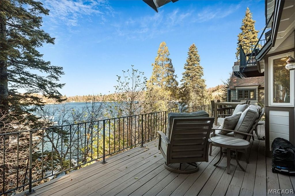 Photo of 28906 Palisades Drive, Lake Arrowhead, CA 92352 (MLS # 32600694)