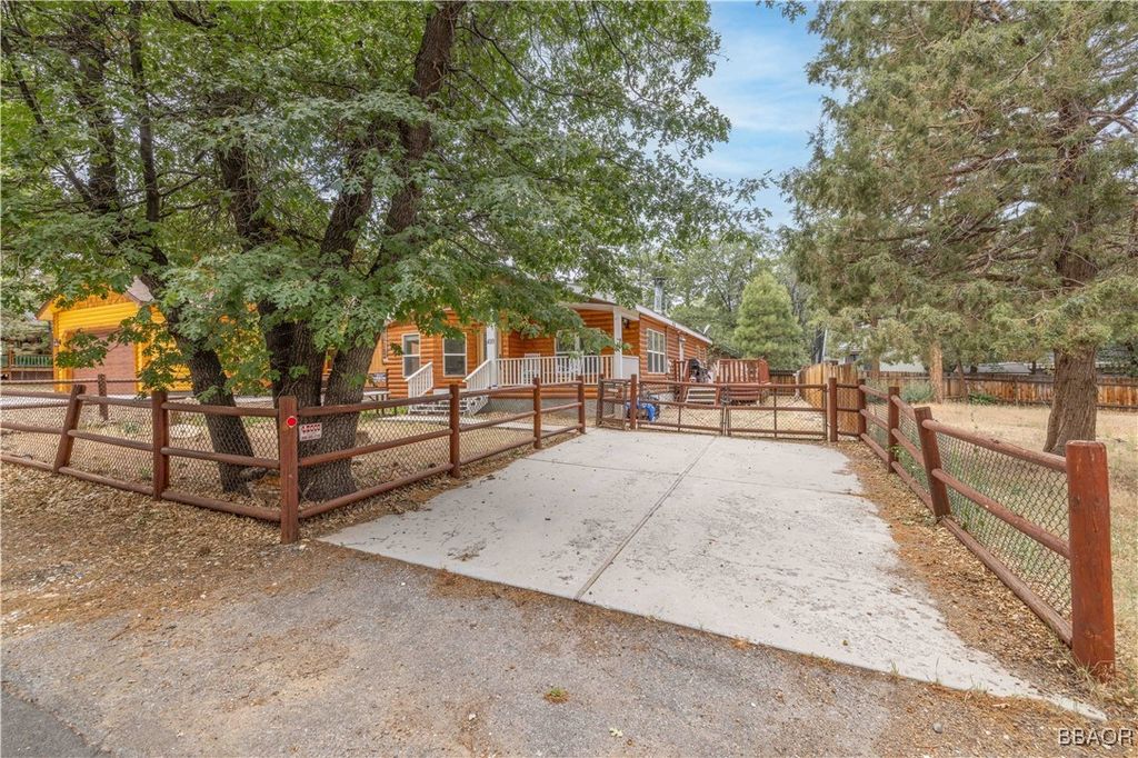 Photo of 410 Los Angeles Avenue, Sugarloaf, CA 92386 (MLS # 32501583)