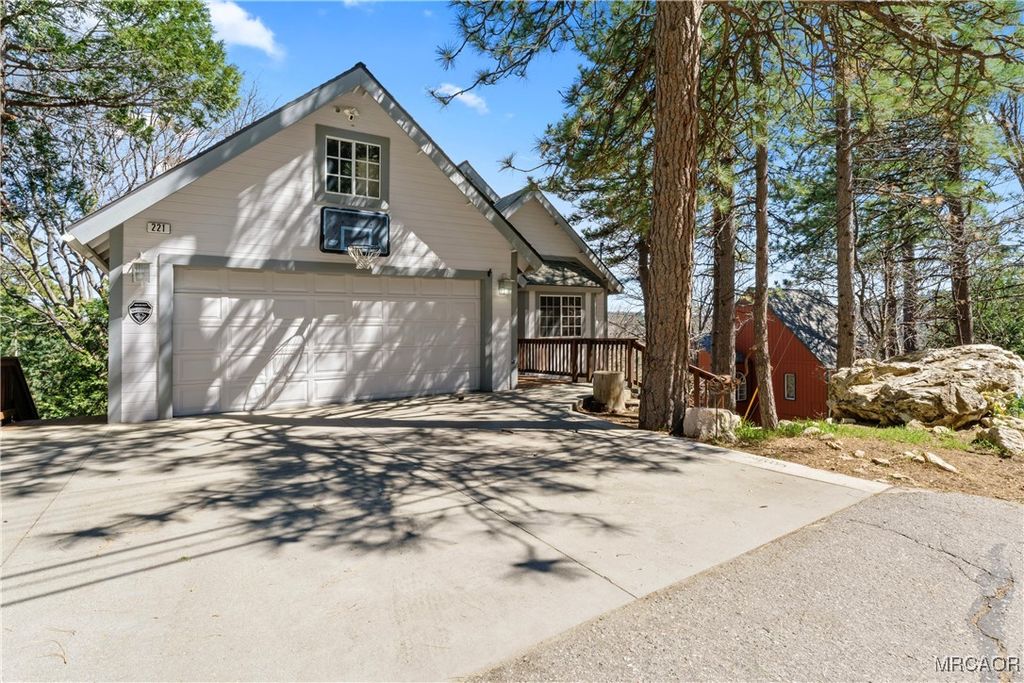 Photo of 221 Grizzly Road, Lake Arrowhead, CA 92317 (MLS # 32502517)