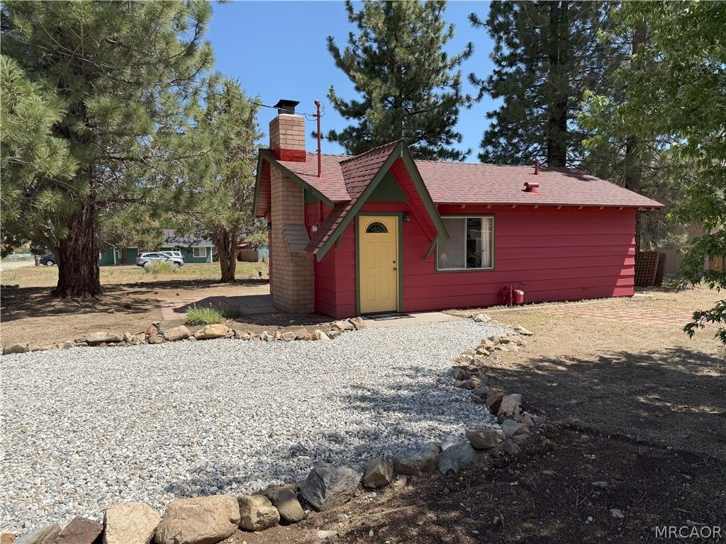 Photo of 936 Pinon Lane, Big Bear City, CA 92314 (MLS # 32601195)