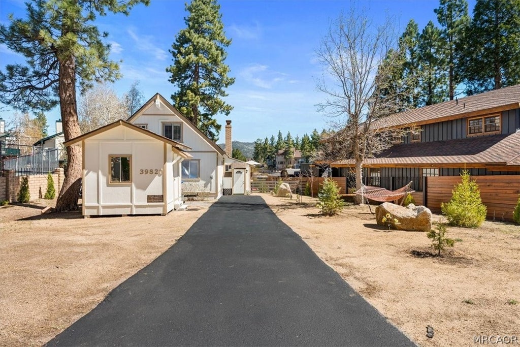 Photo of 39820 Lakeview Drive, Big Bear Lake, CA 92315 (MLS # 32600652)