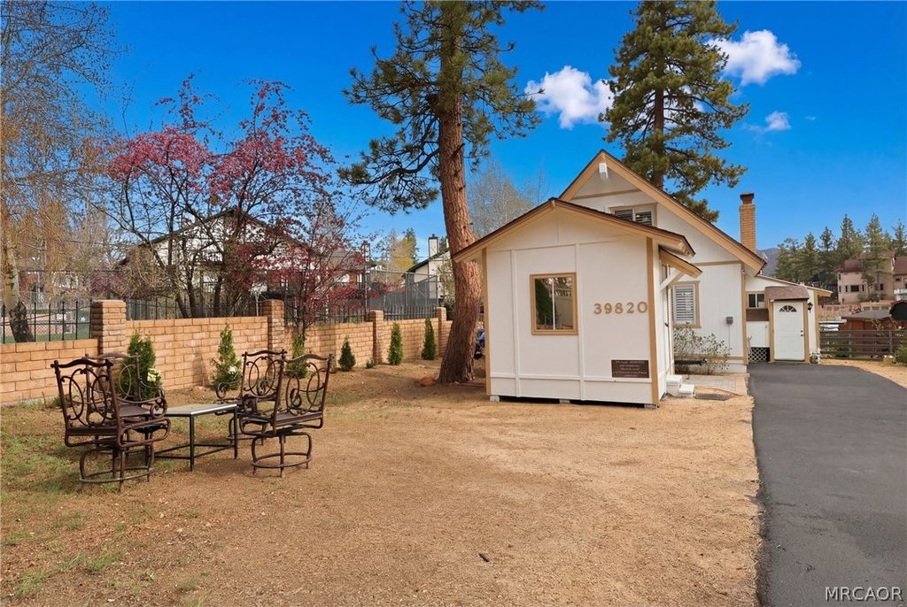 Photo of 39820 Lakeview Drive, Big Bear Lake, CA 92315 (MLS # 32600652)