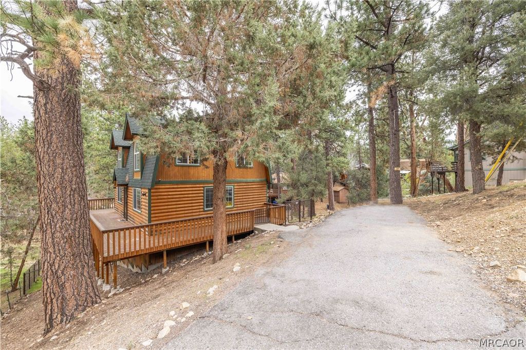 Photo of 143 Santa Barbara Avenue, Sugarloaf, CA 92386 (MLS # 32600655)