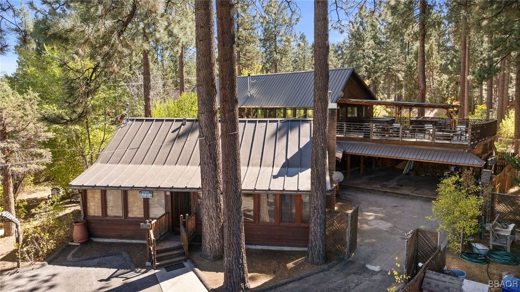 Photo of 41307 Park Avenue, Big Bear Lake, CA 92315 (MLS # 32406000)
