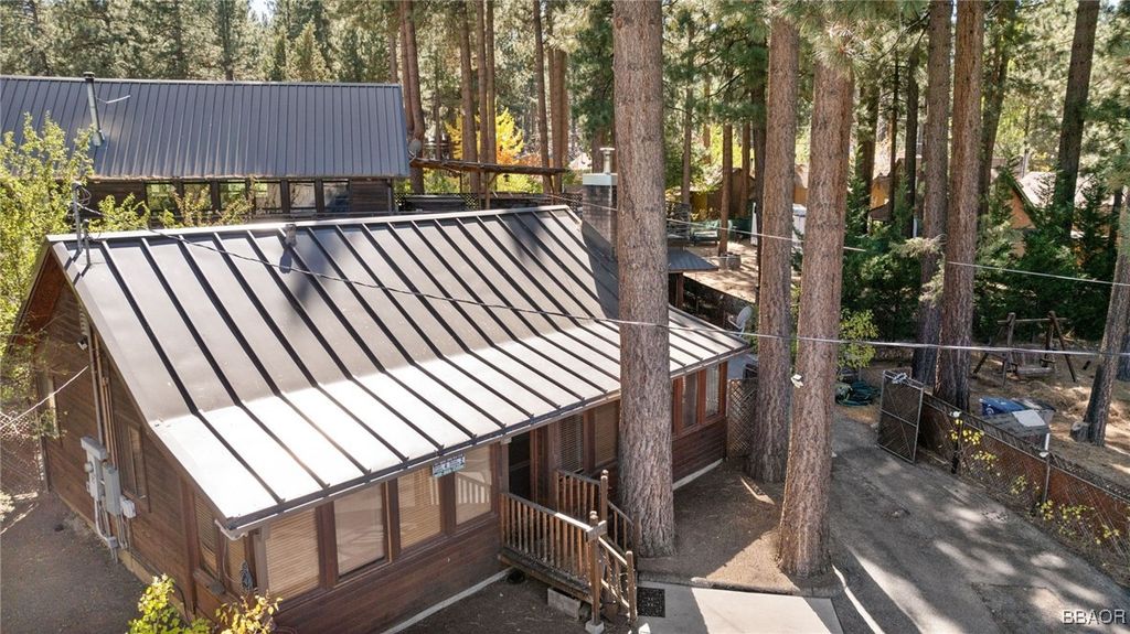 Photo of 41307 Park Avenue, Big Bear Lake, CA 92315 (MLS # 32406000)