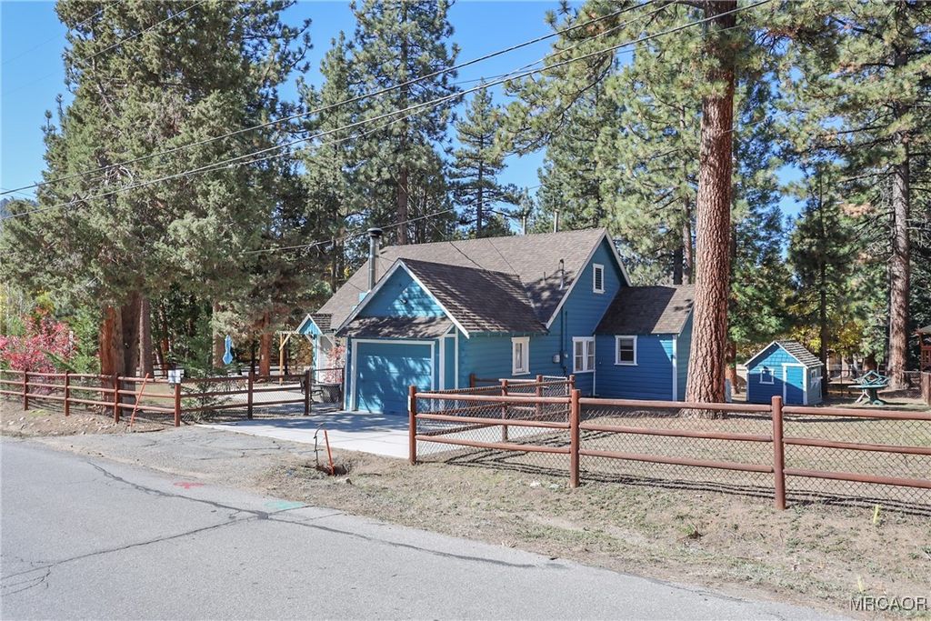 Photo of 592 Douglas Street, Big Bear Lake, CA 92315 (MLS # 32502549)