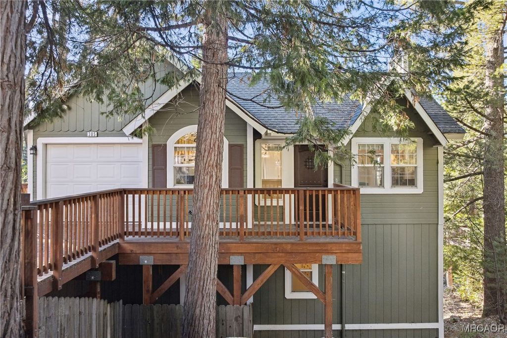 Photo of 305 Summit Road, Lake Arrowhead, CA 92352 (MLS # 32600062)