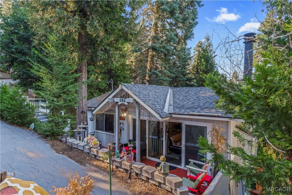 Photo of 682 Buckingham Square, Lake Arrowhead, CA 92352 (MLS # 32502388)