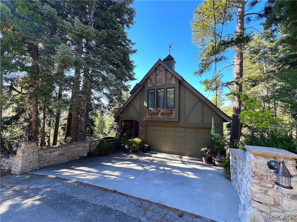 Photo of 846 Golf Course Road, Lake Arrowhead, CA 92352 (MLS # 32601680)