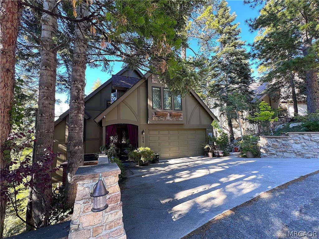 Photo of 846 Golf Course Road, Lake Arrowhead, CA 92352 (MLS # 32601680)