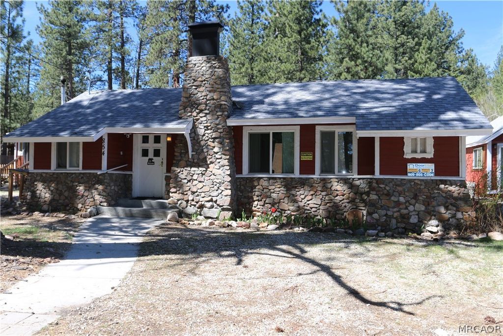 Photo of 854 Cienega Road, Big Bear Lake, CA 92315 (MLS # 32600719)