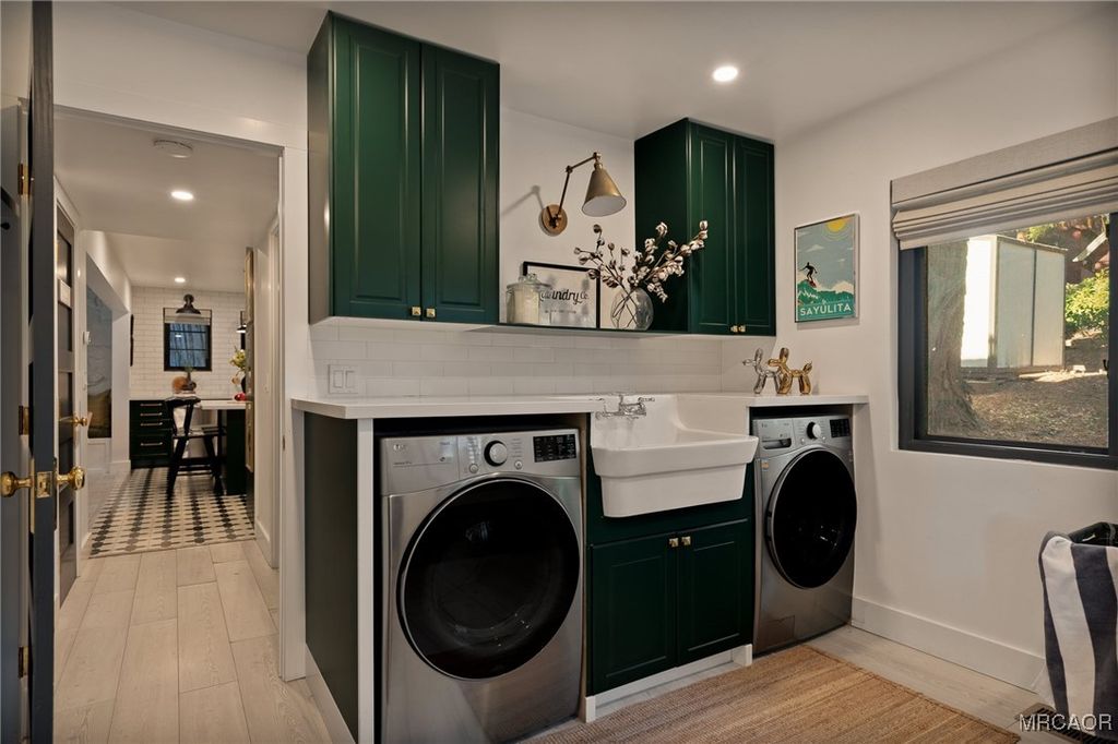 Photo of 252 Crest Circle, Lake Arrowhead, CA 92352 (MLS # 32600227)