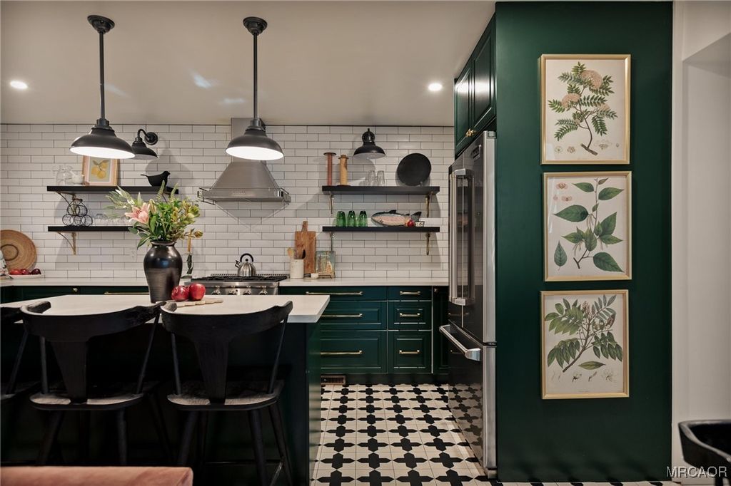 Photo of 252 Crest Circle, Lake Arrowhead, CA 92352 (MLS # 32600227)