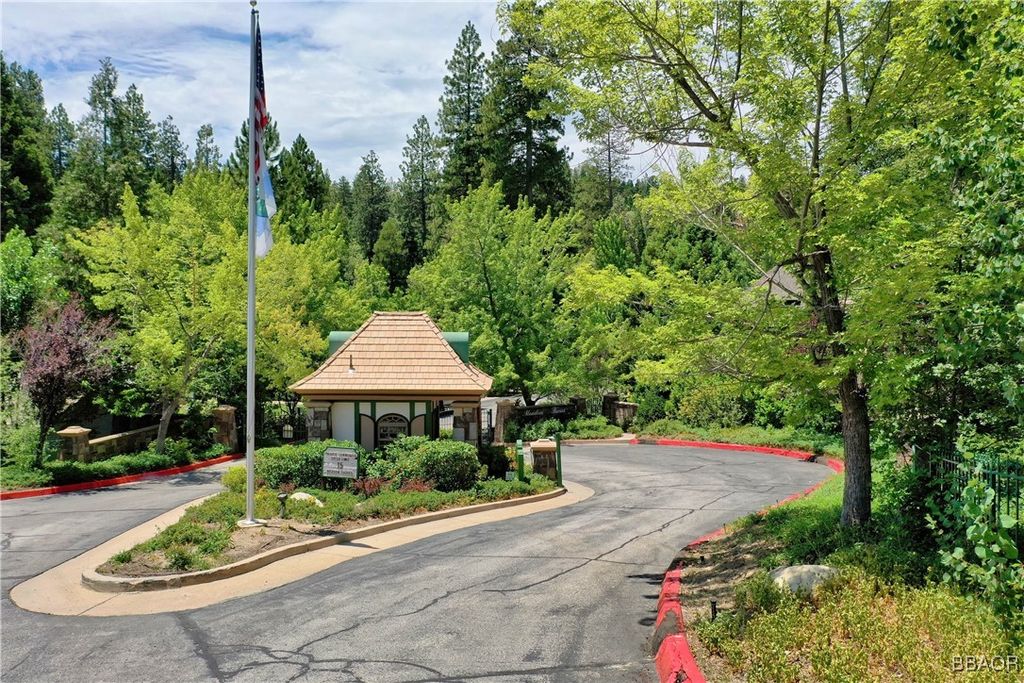 Photo of 27513 Meadow Bay Drive, Lake Arrowhead, CA 92352 (MLS # 32502107)