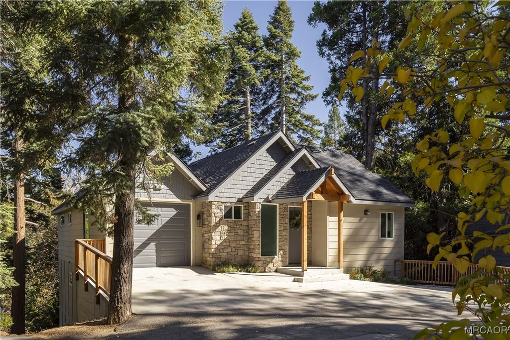 Photo of 388 Primrose Circle, Lake Arrowhead, CA 92352 (MLS # 32502833)