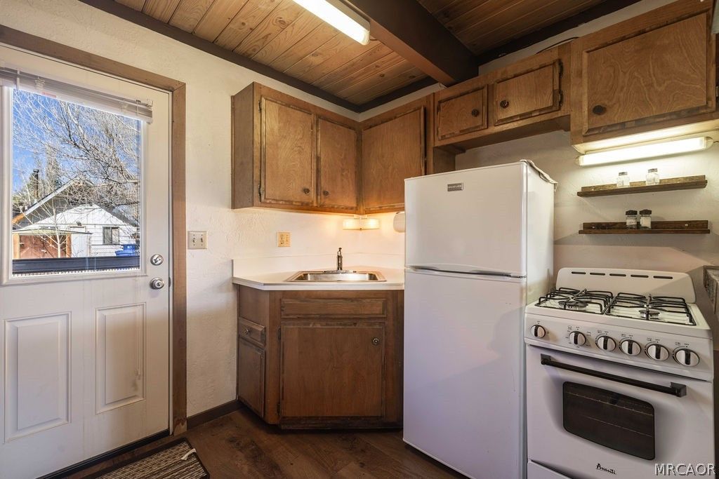 Photo of 1029 Sequoia Drive, Big Bear City, CA 92314 (MLS # 32600756)