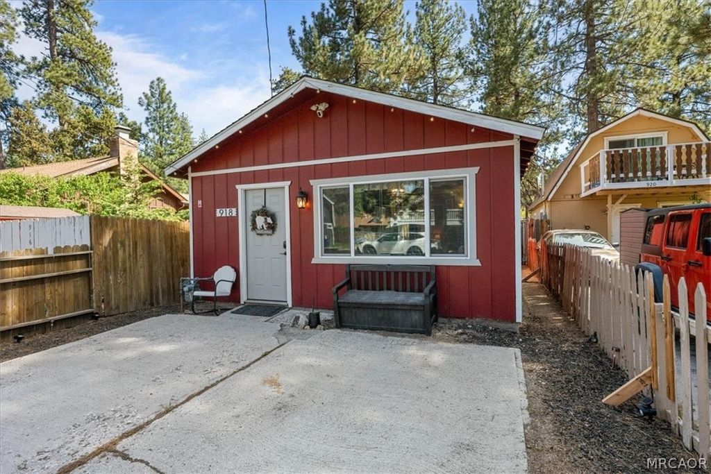 Photo of 918 W Aeroplane Boulevard, Big Bear City, CA 92314 (MLS # 32600897)