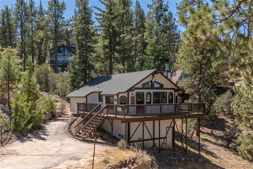 Photo of 819 Cameron Drive, Big Bear Lake, CA 92315 (MLS # 32602126)