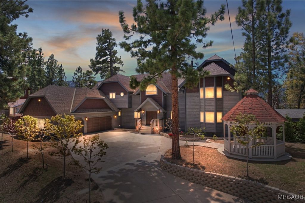 Photo of 727 Villa Grove Avenue, Big Bear City, CA 92314 (MLS # 32502367)