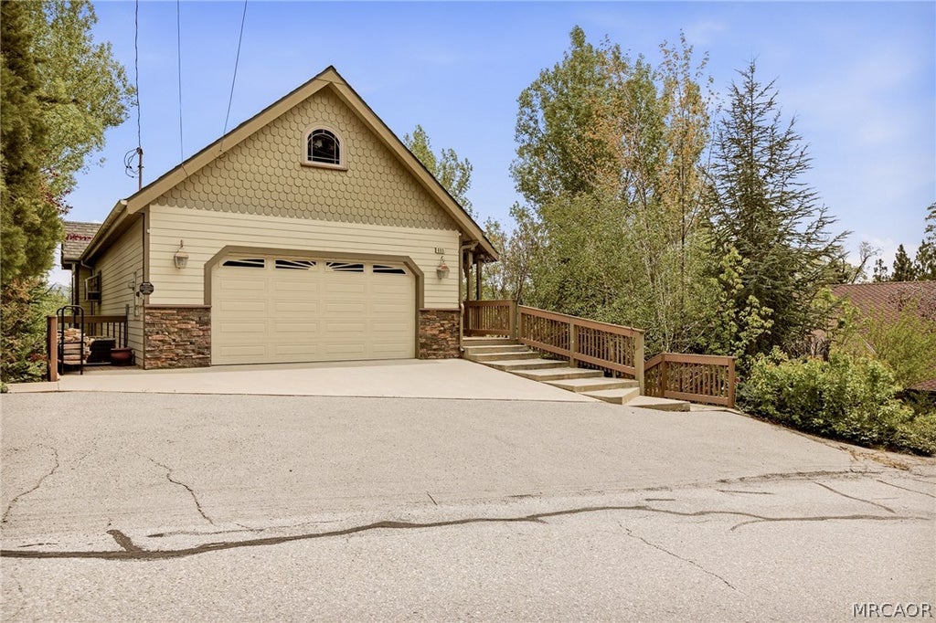 Photo of 865 Marin Lane, Lake Arrowhead, CA 92352 (MLS # 32601295)
