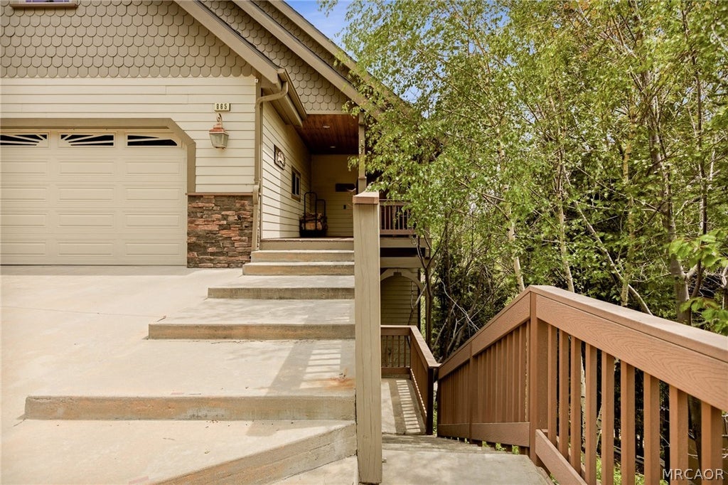Photo of 865 Marin Lane, Lake Arrowhead, CA 92352 (MLS # 32601295)