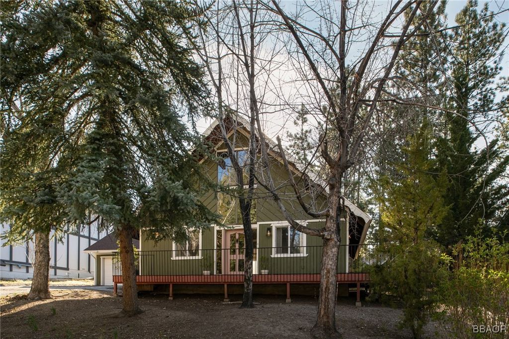 Photo of 879 Waldstrasse Way, Big Bear Lake, CA 92315 (MLS # 32501166)