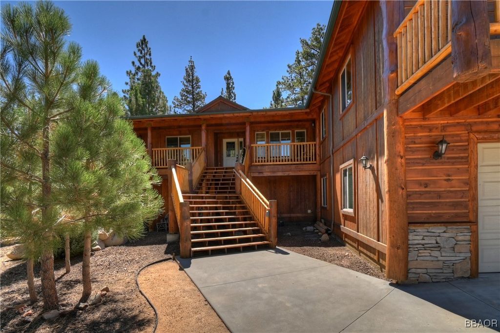 Photo of 379 Fawntrail Place, Big Bear Lake, CA 92315 (MLS # 32502155)