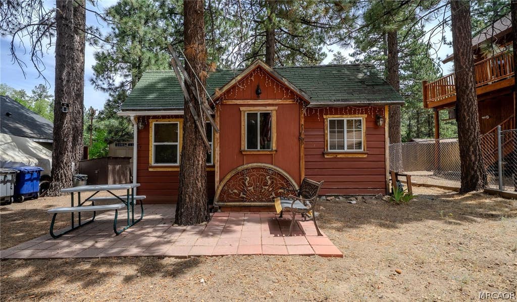 Photo of 365 Georgia Street, Big Bear Lake, CA 92315 (MLS # 32601950)