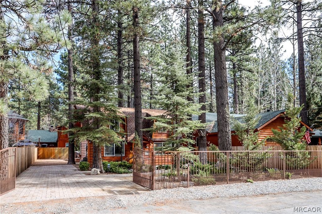 Photo of 936 Nana Avenue, Big Bear City, CA 92314 (MLS # 32600107)