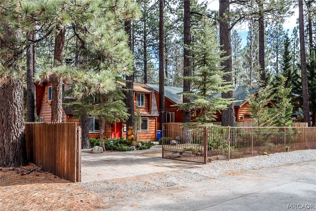 Photo of 936 Nana Avenue, Big Bear City, CA 92314 (MLS # 32600107)