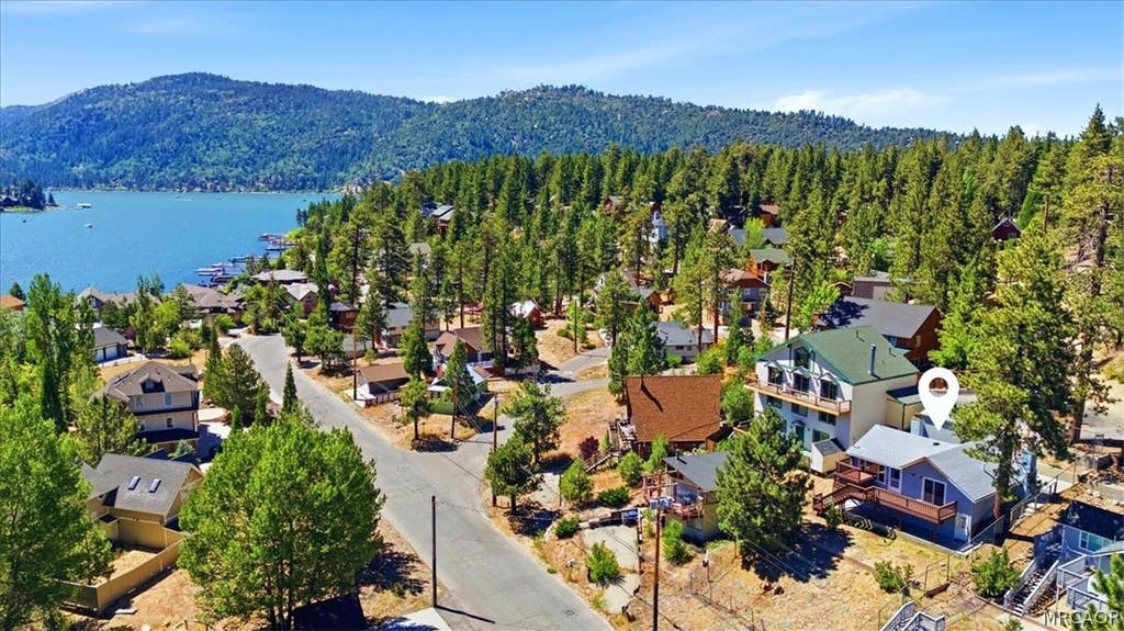 Photo of 718 Blue Jay Road, Big Bear Lake, CA 92315 (MLS # 32601626)