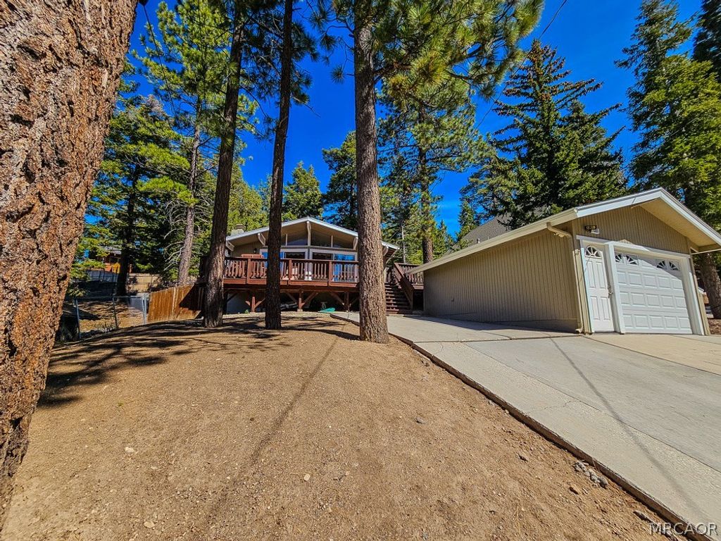 Photo of 1301 Buffalo Ct Court, Big Bear Lake, CA 92315 (MLS # 32600714)