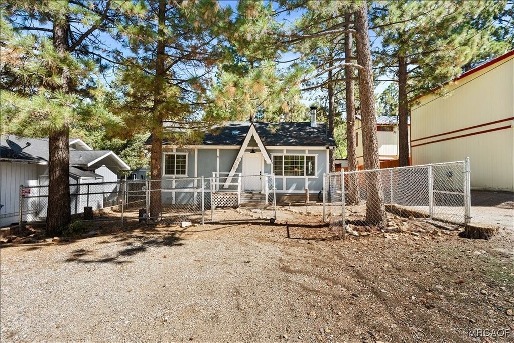 Photo of 225 Sunset Lane, Sugarloaf, CA 92386 (MLS # 32501659)