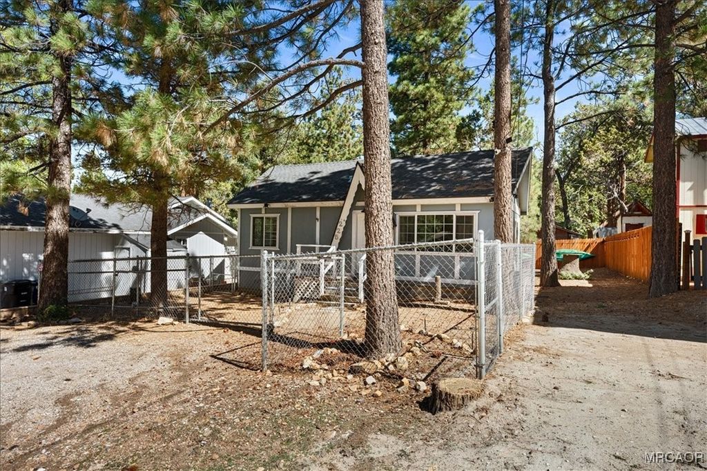 Photo of 225 Sunset Lane, Sugarloaf, CA 92386 (MLS # 32501659)