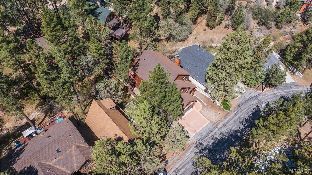 Photo of 529 Bernhardt Lane, Big Bear City, CA 92314 (MLS # 32600972)