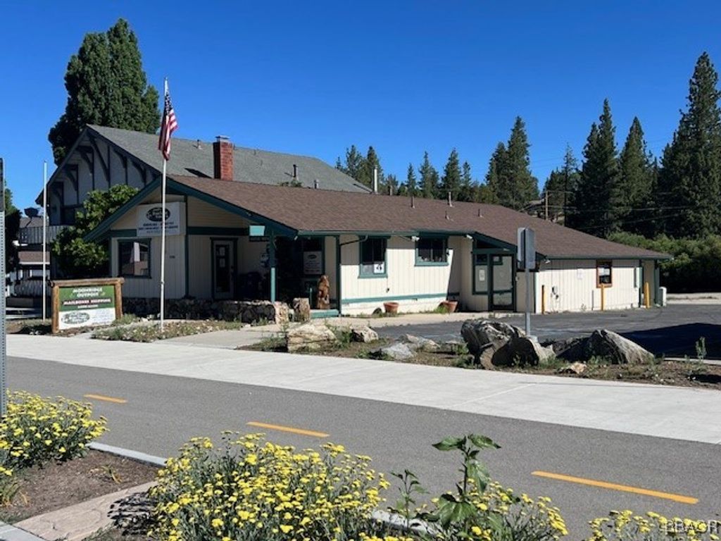 Photo of 42592 Moonridge Road, Big Bear Lake, CA 92315 (MLS # 32501810)