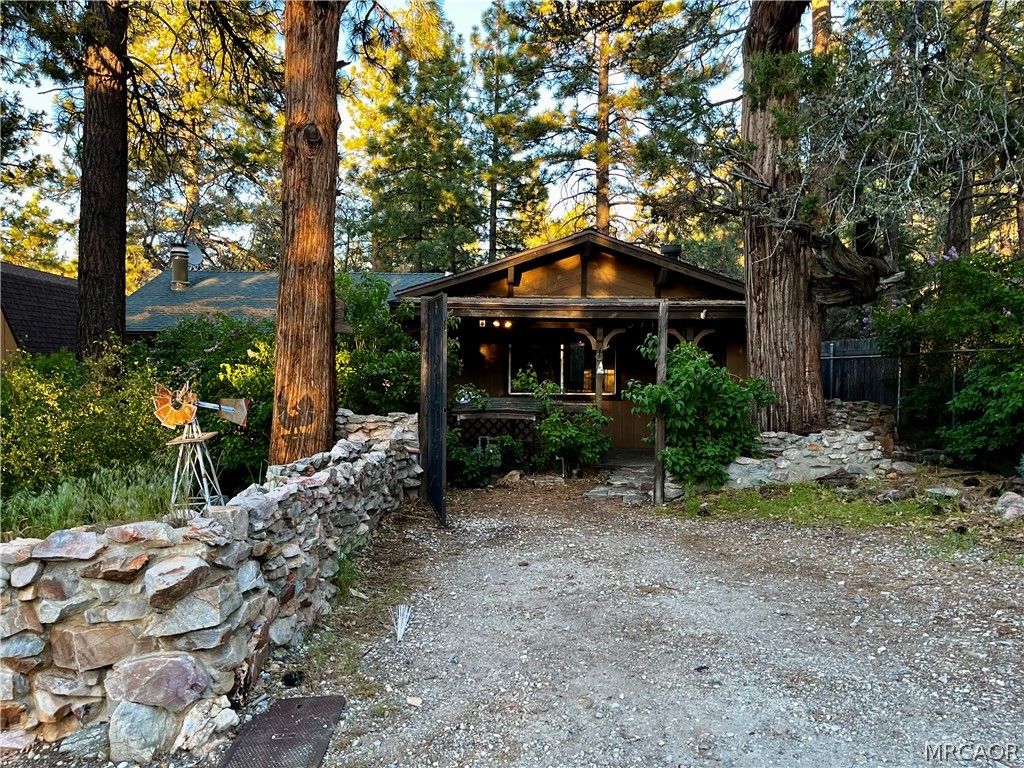 Photo of 391 Santa Barbara Avenue, Sugarloaf, CA 92386 (MLS # 32601058)